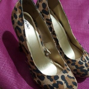 Leopard print pumps